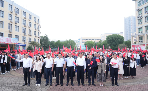我校举行“青春献礼新时代 强国有我启新程”主题升旗仪式 - 安徽绿海商务职业学院